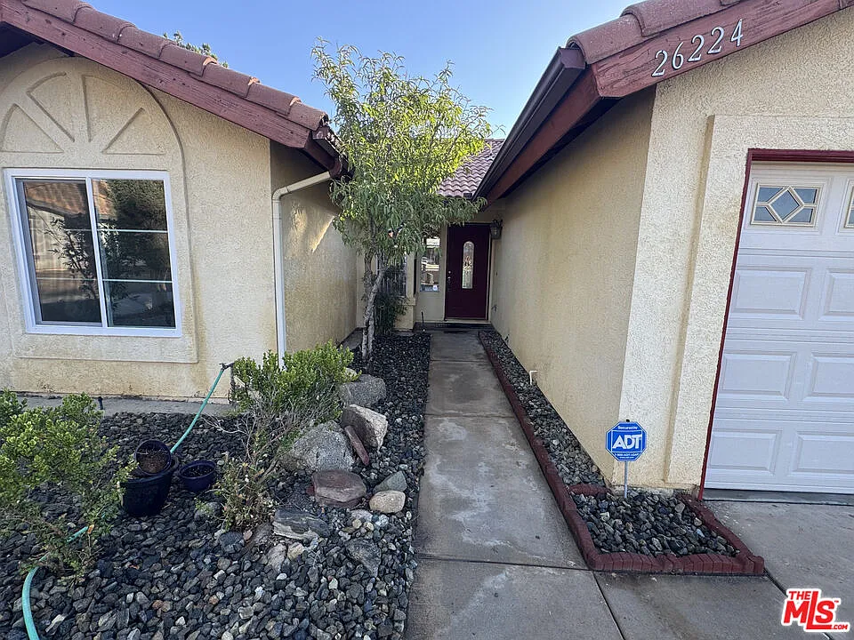 4 bed, 2.0 bath, 2088 sqft, $3,300 — Photo 2
