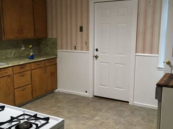 4th image of 102 S 1st Ave