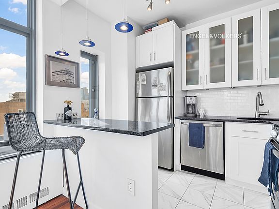 4th image of 188 E 64th St APT 1905