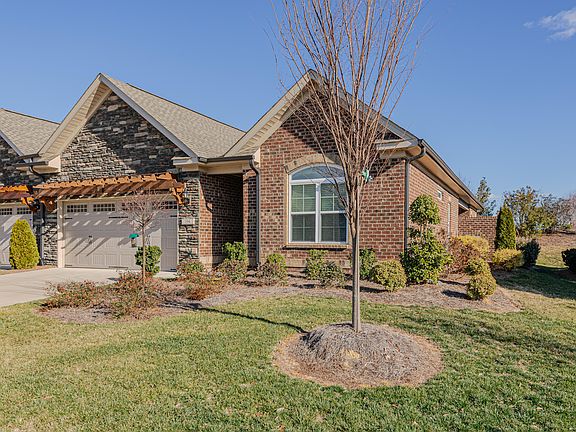 2nd image of 194 Dunvegan Ln