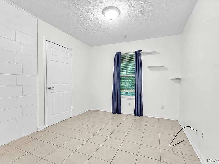 140 Livingston Cir — Photo 37