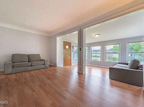 5th image of 5640 W 89th St
