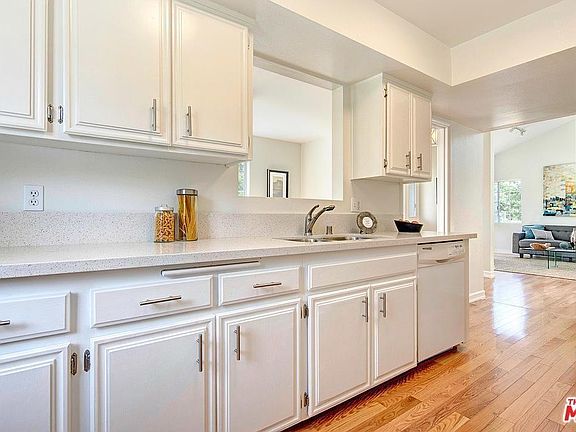 Cooks kitchen with Quartz counters and eat-in eating nook