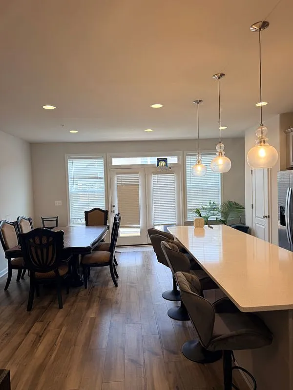4 bed, 3.5 bath, 1760 sqft, $3,500 — Photo 2