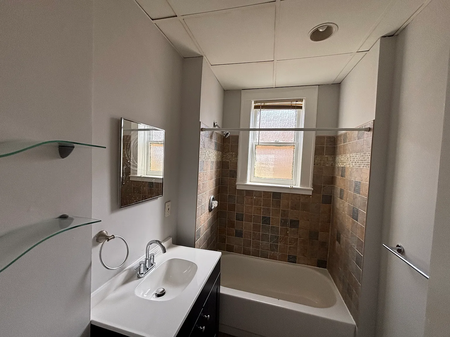 2 bed, 1000 sqft, $2,250 — Photo 3