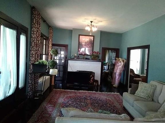 5th image of 747 Clarksville St