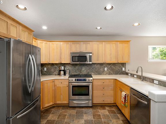 4th image of 1331 NE Parkside Dr