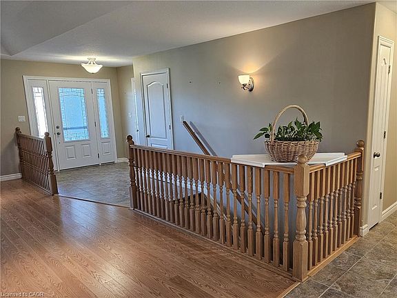 4th image of 39 Ross Ave N