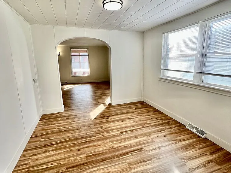 416 Henry St — Photo 13