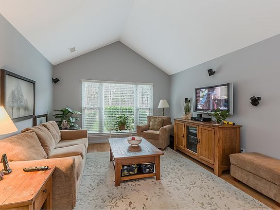 3rd image of 2 Crescent Cir