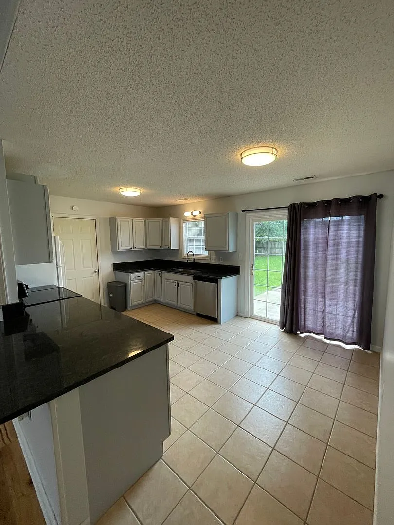 Beautiful Home in Hubert — Photo 4