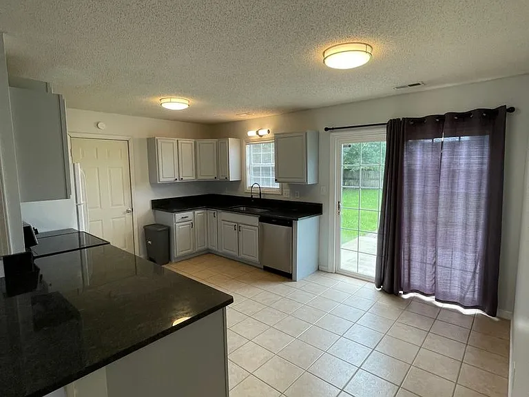 164 Glenwood Dr — Photo 4