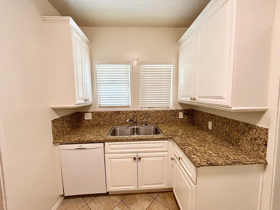 128 1/2 S Palm Dr