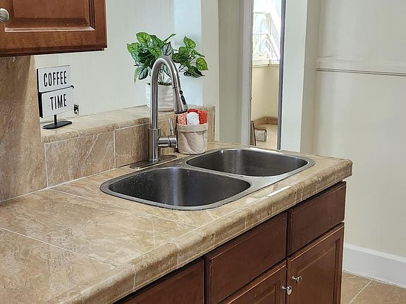 5th image of 1316 11th Ave NE #1