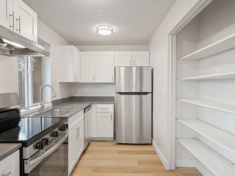 Kingswood Townhome Apartments — Photo 1