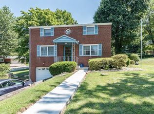 210 Woodbury Dr, Greensburg, PA 15601