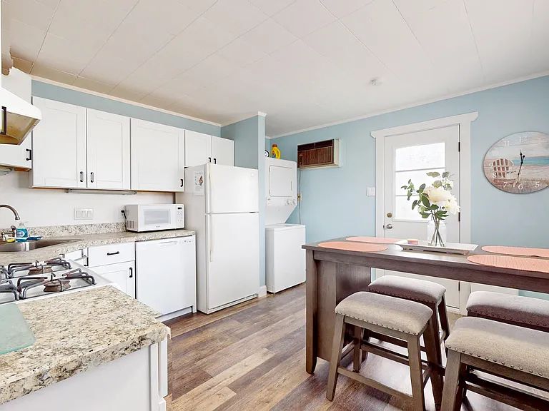 712 W Beach Ave #A — Photo 6