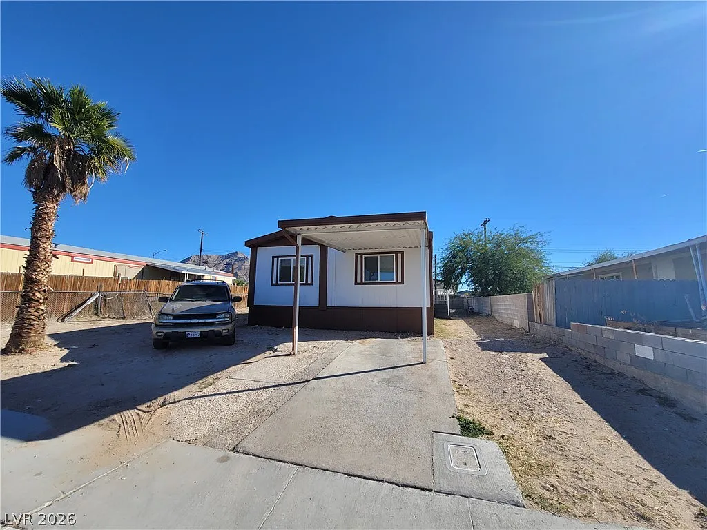 3 bed, 2.0 bath, 920 sqft, $1,559 — Photo 2