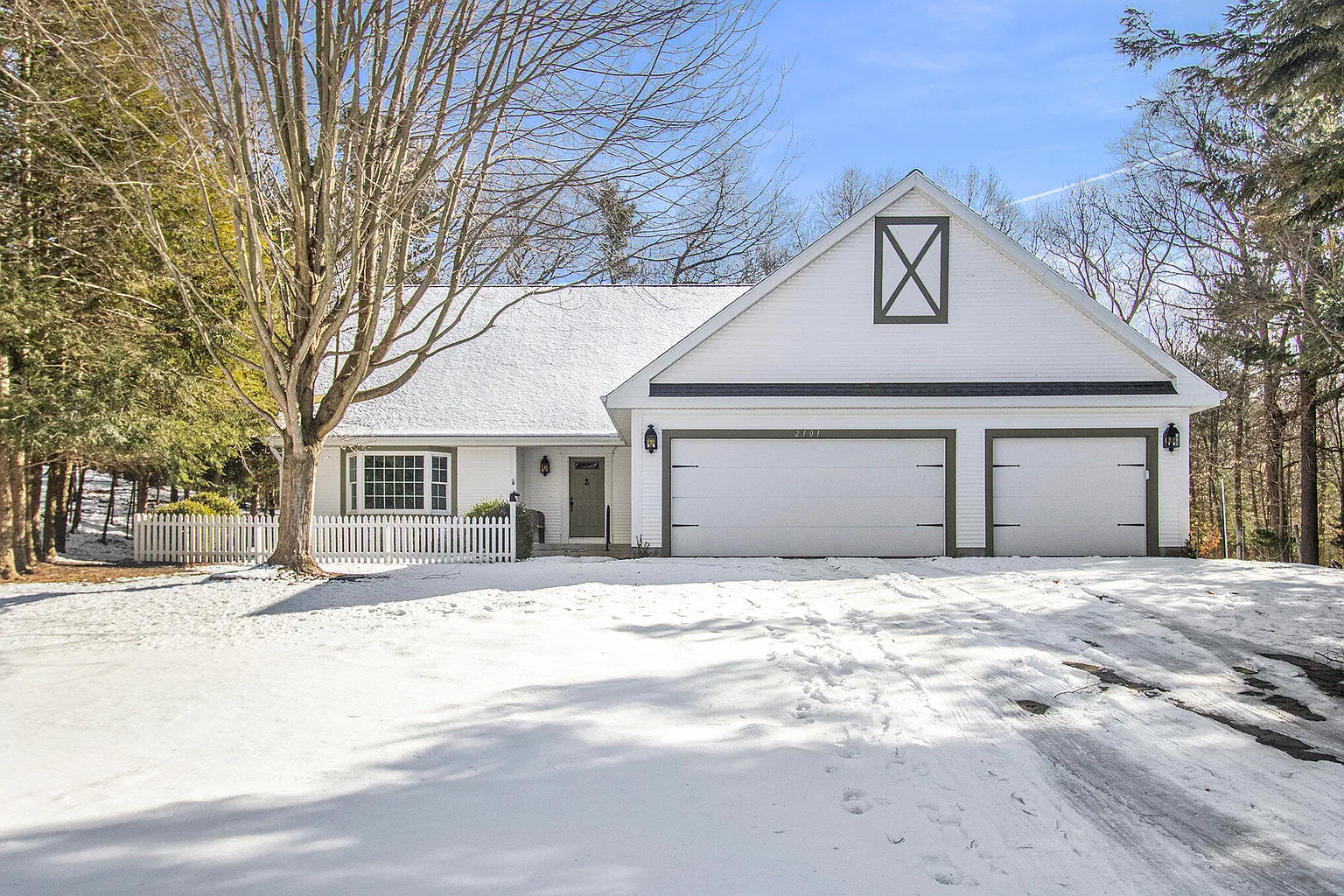 2101 Geneva Ln photo 1