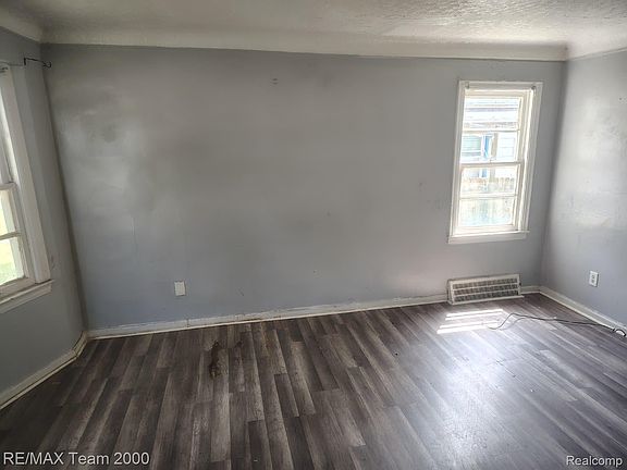 4th image of 18475 Winthrop St