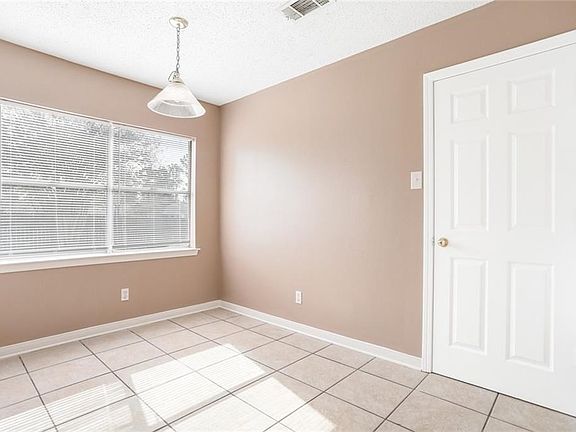 5th image of 102 Honeywood Dr
