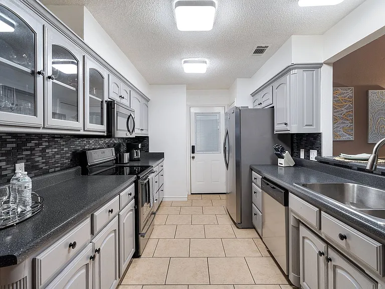 2403 N Carrier Pkwy — Photo 16