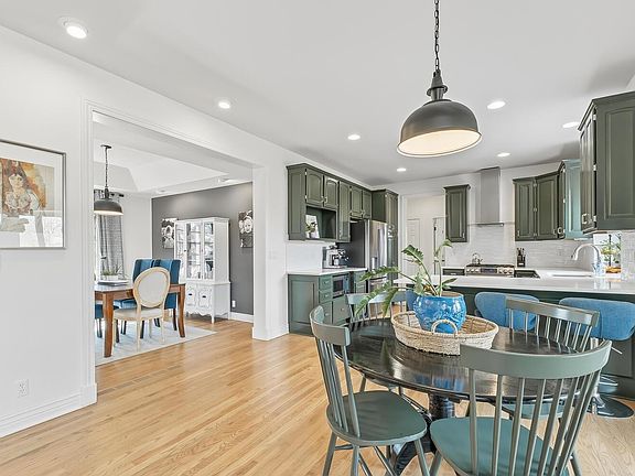 4th image of 109 N Chelmsford Ct