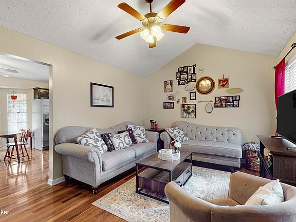 3rd image of 135 Aulbern Dr W