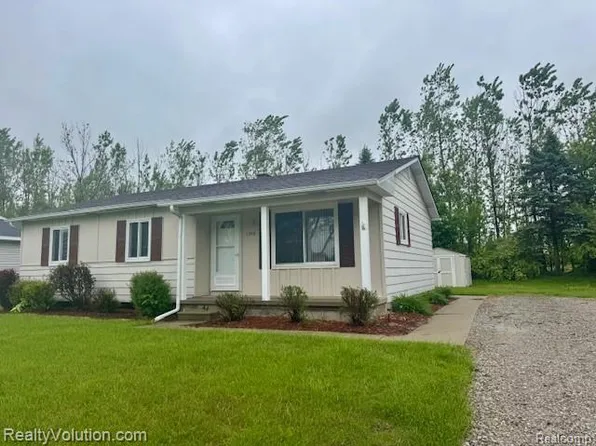 1348 Westbrooke Dr, Lapeer, MI 48446