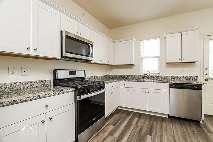 3 bed, 2.0 bath, 1200 sqft, $1,630 — Photo 3
