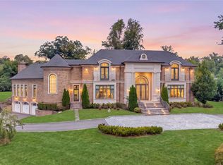 3 Moline Ct, Great Neck, NY 11024