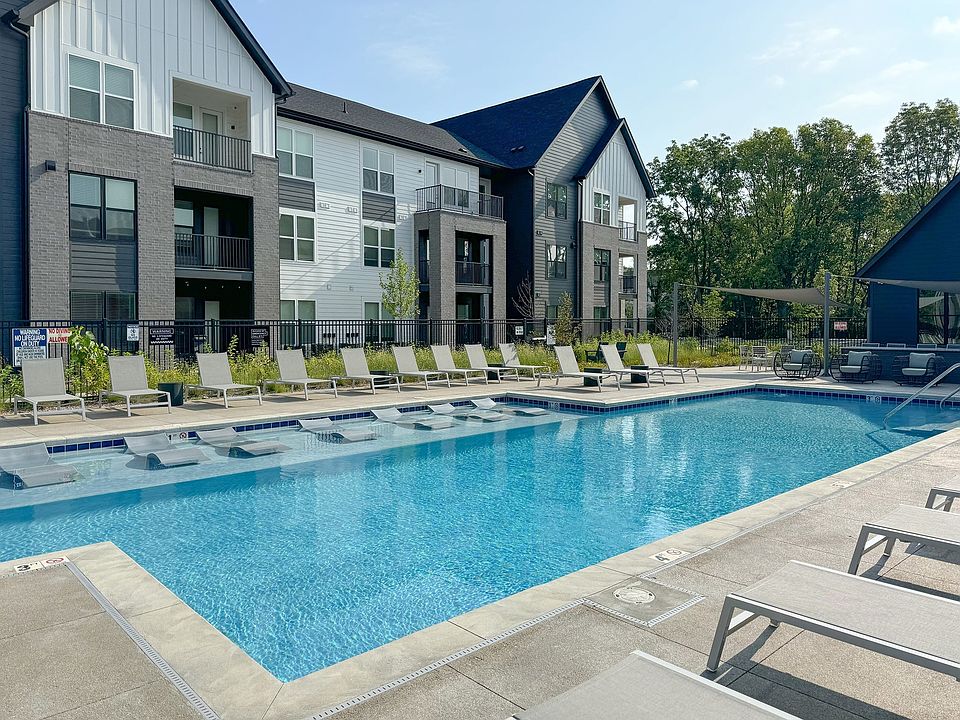 Lavina Resort-Style Pool