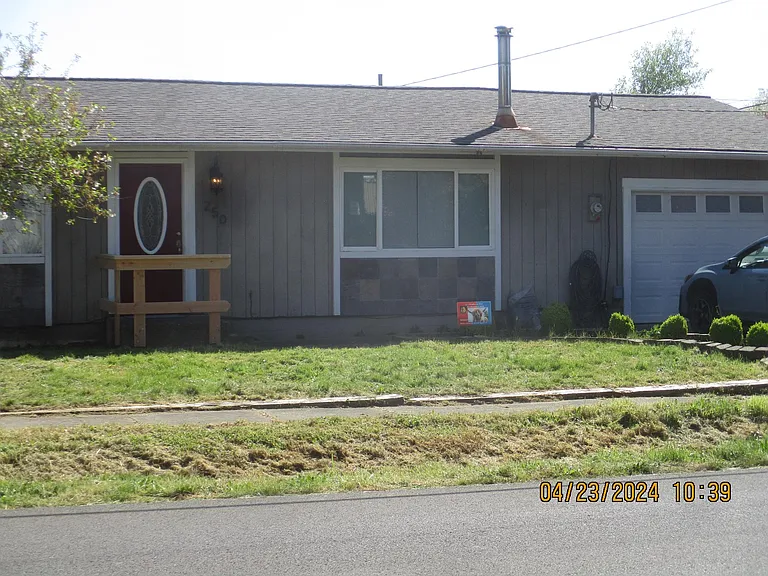 250 N Umpqua St — Photo 2