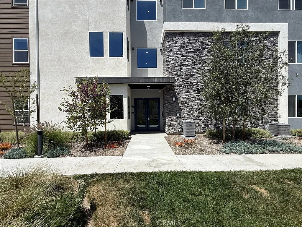 2 bed, 1240 sqft, $3,900 — Photo 3