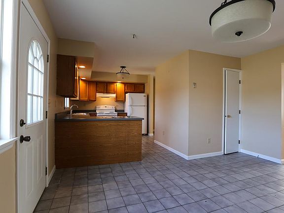 5th image of 221 Vineyard Ave