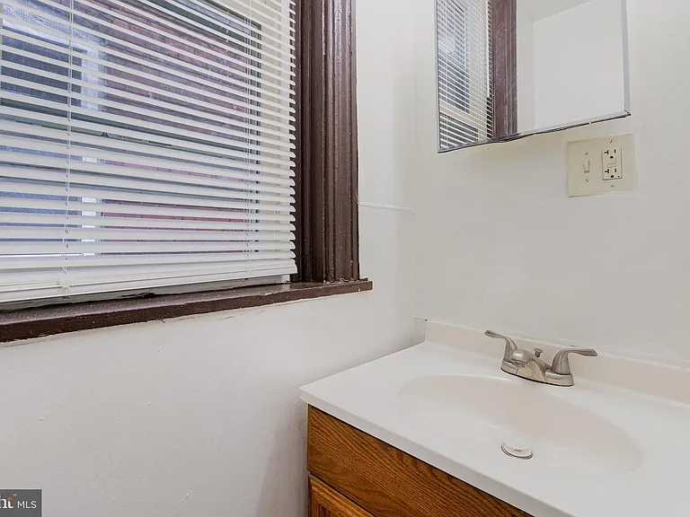 1353 Howard St — Photo 20