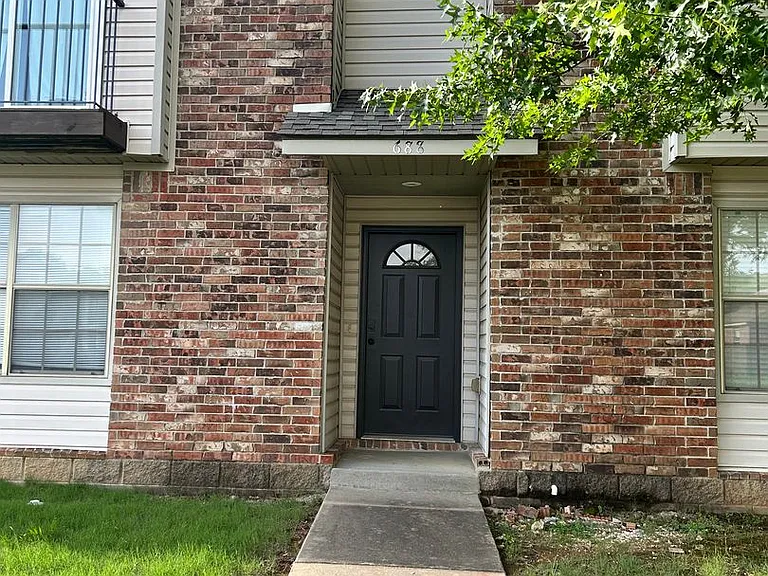 688 W Sycamore St — Photo 1