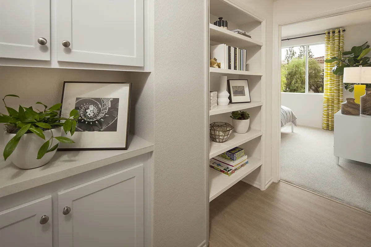Las Flores Apartment Homes — Photo 4