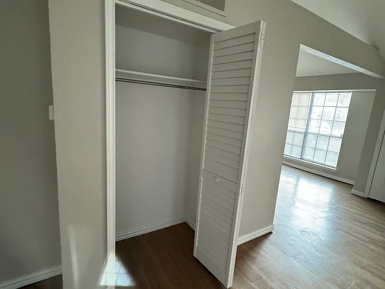 9502 Timberbluff Ct — Photo 6