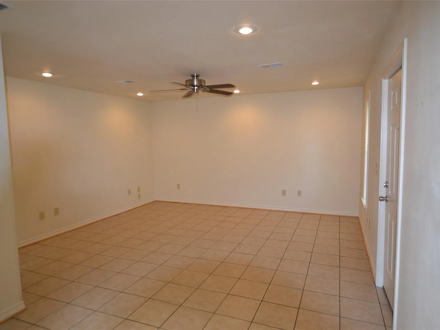 2 bed, 1.0 bath, 750 sqft, $1,200 — Photo 3
