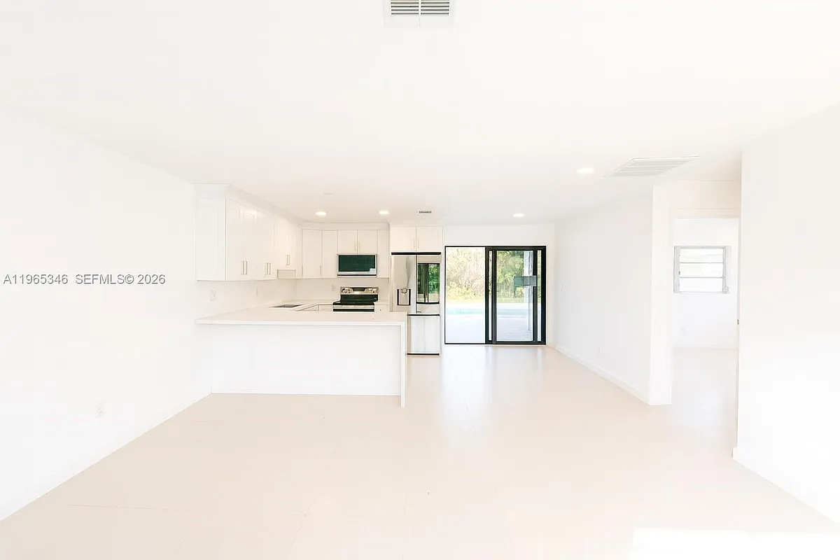 Building Photo - 4671 SW 43rd Ter #2
