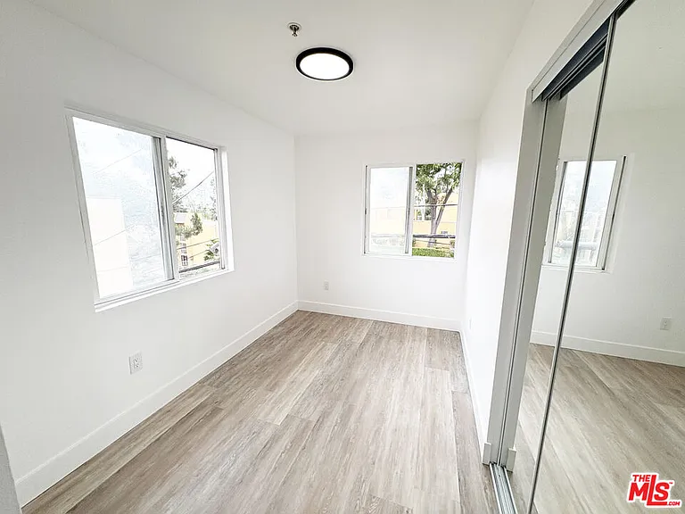 2637 S Manhattan Pl #8 — Photo 18