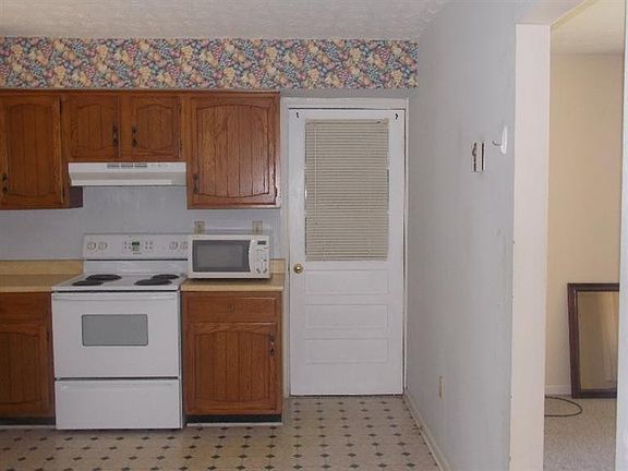 3rd image of 111 Plum St