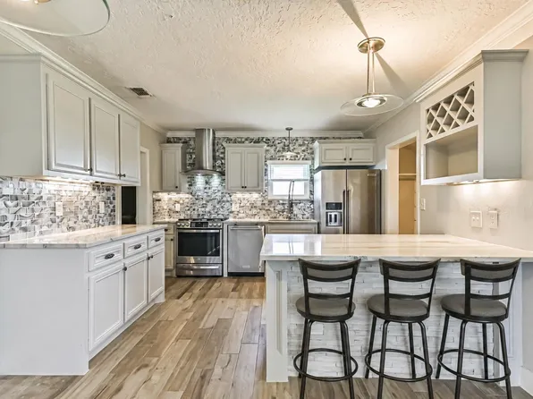 4019 3rd St, Galveston, TX 77554