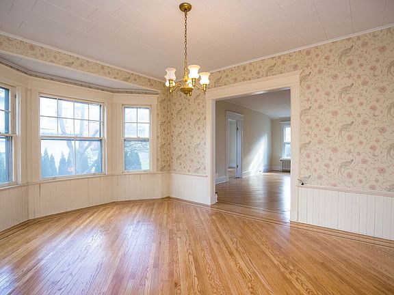 4th image of 411 Richmond Ave