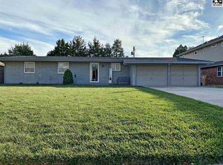 13 Cherokee Ln, Hutchinson, KS 67502