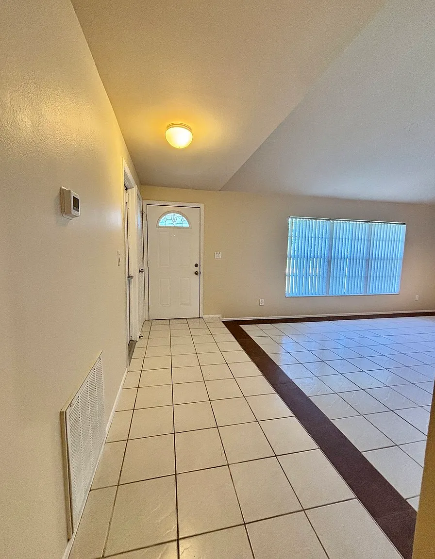 4 bed, 2.0 bath, 1858 sqft, $2,000 — Photo 4