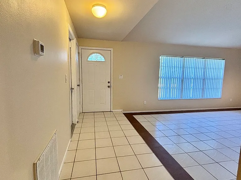 1715 SE 6th Ln — Photo 8