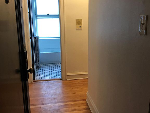 2nd image of 512 W Belden Ave APT 1C