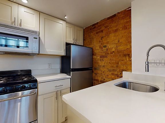 5th image of 218 E 84th St APT 1A